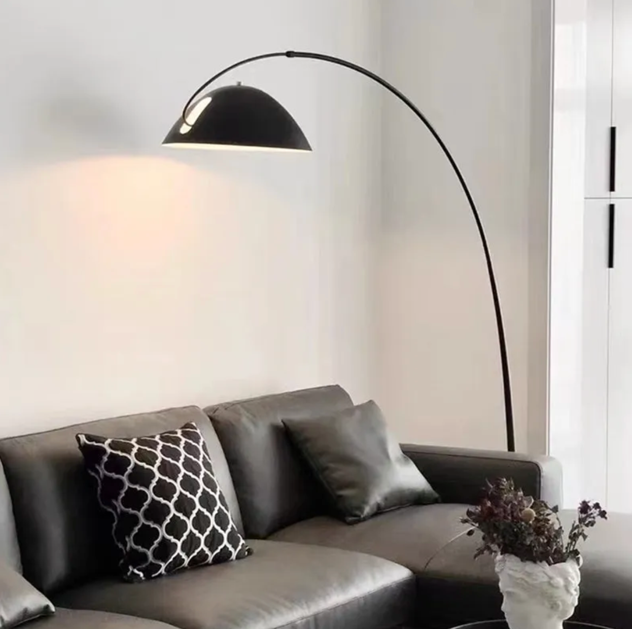 Lampadaire Arc Minimaliste – Noir Mat