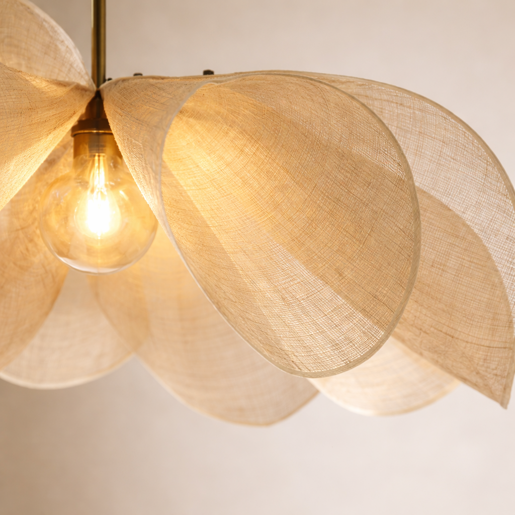 Suspension Fleur en Fibres Naturelles – Tressage Artisan, Finition Laiton